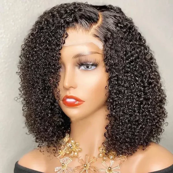 Caractéristique de la perruque sur la photo: Matière: virgin human hair Style: Kinky curly Lace: 13×4 Couleur: Naturelle – noir Densité: 200% Longueur: 16”