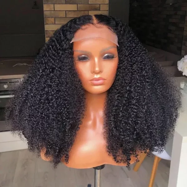 Caractéristique de la perruque sur la photo: Matière: virgin human hair Style: Kinky curly Lace: 13×4 Couleur: Naturelle – noir Densité: 200% Longueur: 20”