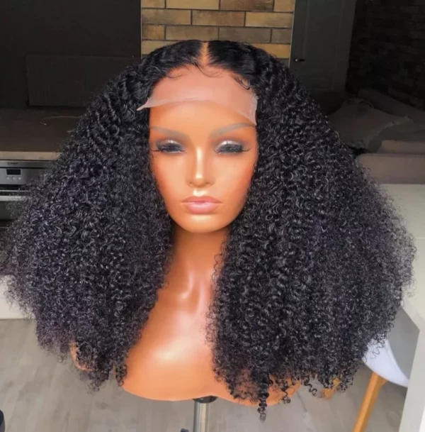 Caractéristique de la perruque sur la photo: Matière: virgin human hair Style: Kinky curly Lace: 13×4 Couleur: Naturelle – noir Densité: 200% Longueur: 20”