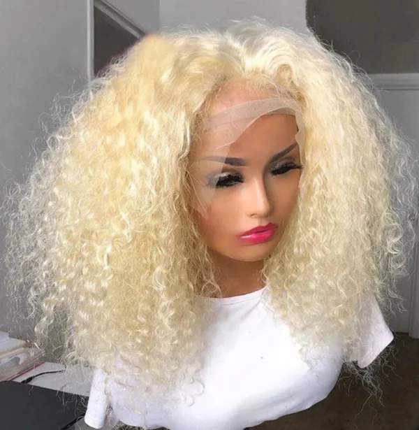 Caractéristique de la perruque sur la photo: Matière: virgin human hair Style: Kinky curly Lace: 13×4 Couleur: 613# Densité: 200% Longueur: 18”