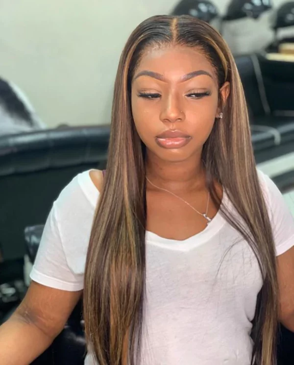 Caractéristique de la perruque sur la photo: Matière: virgin human hair Style: Straight Lace: 360 Longueur: 32" Couleur: 4# mix 27# Densité: 200%