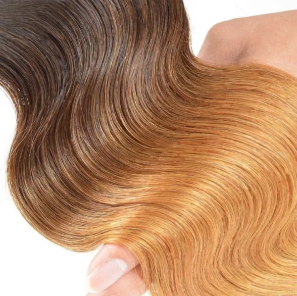 Caractéristique des mèches sur la photo: Matière: virgin human hair Style: Body wave Longueur: 24” Couleur: 1b/4#/27#