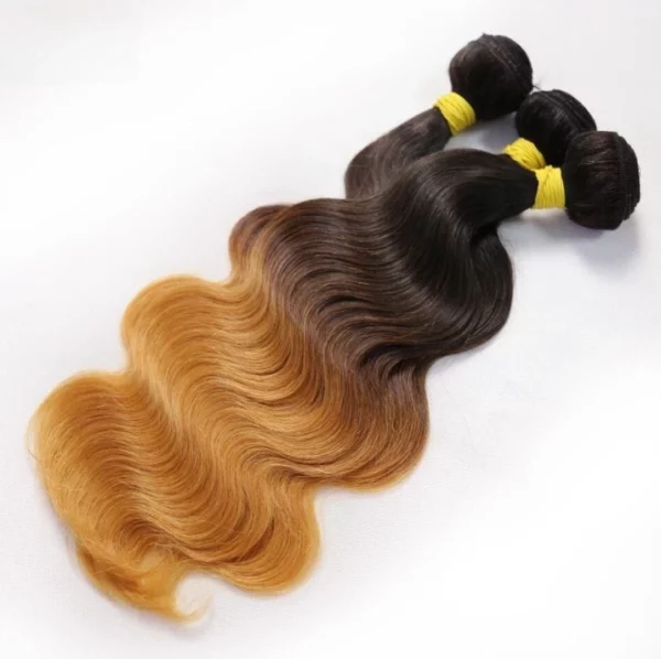 Caractéristique des mèches sur la photo: Matière: virgin human hair Style: Body wave Longueur: 24” Couleur: 1b/4#/27#