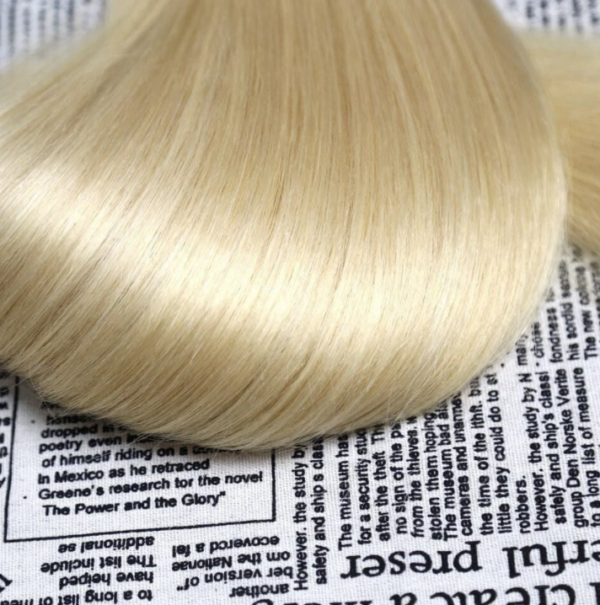Caractéristique des mèches sur la photo: Matière: virgin human hair Style: Straight Longueur: 30” Couleur: 613#