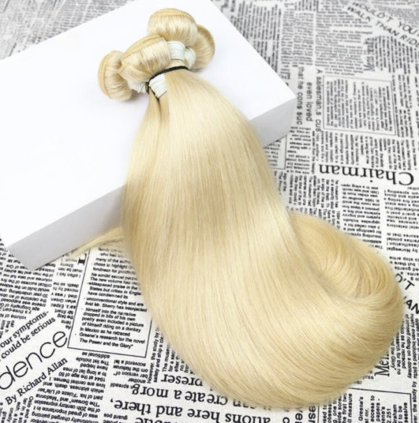 Caractéristique des mèches sur la photo: Matière: virgin human hair Style: Straight Longueur: 30” Couleur: 613#