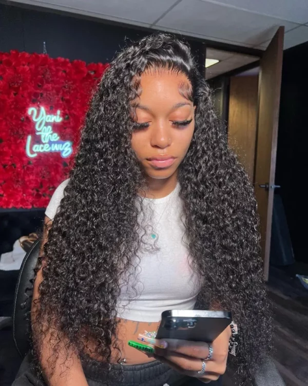 Caractéristique de la perruque sur la photo: Matière: virgin human hair Style: Deep Wave Couleur: Naturelle – noir Lace: 13×4 Densité: 200% Longueur: 30"