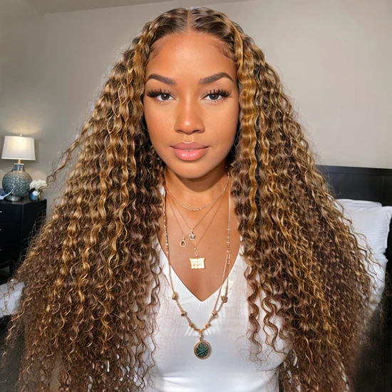 Caractéristique de la perruque sur la photo: Matière: virgin human hair Style: Deep Wave Lace: 13×4 Longueur: 30” Couleur: 27# Densité: 200%