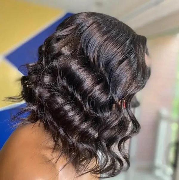 Caractéristique de la perruque sur la photo: Matière: virgin human hair Style: Water wave Lace: 13×6 Longueur: 12” Couleur: 1B Densité: 200%