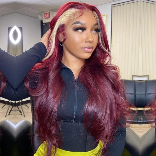 Caractéristique de la perruque sur la photo: Matière: virgin human hair Style: Body Wave Longueur: 30” Couleur: 99j With Blond Highlight Lace: 13×4 Densité: 180%