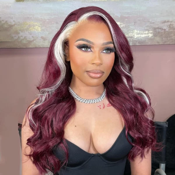 Caractéristique de la perruque sur la photo: Matière: virgin human hair Style: Body wave Longueur: 24” Couleur: 99j With Blond Highlight Lace: 13×4 Densité: 180%