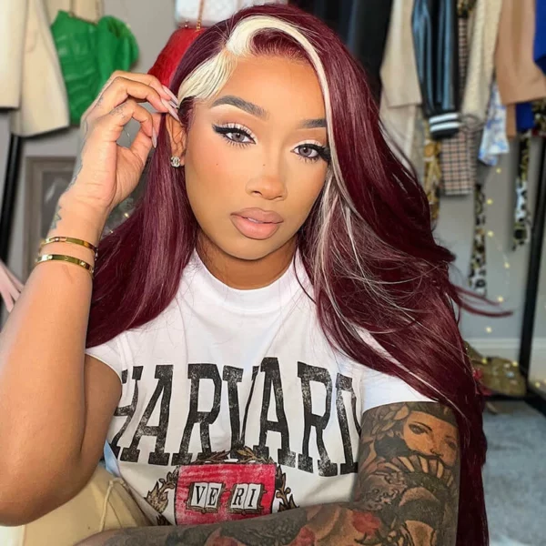 Caractéristique de la perruque sur la photo: Matière: virgin human hair Style: Straight Longueur: 30” Couleur: 99j With Blond Highlight Lace: 13×4 Densité: 180%