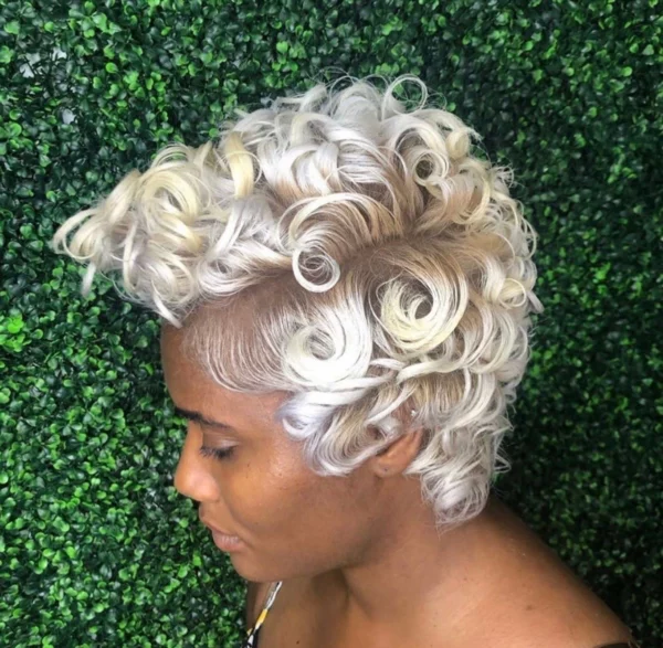 Caractéristique de la perruque sur la photo: Matière: virgin human hair Style: Body wave Longueur: 10” Couleur: #4#613 Lace: 13×4 Densité: 200%
