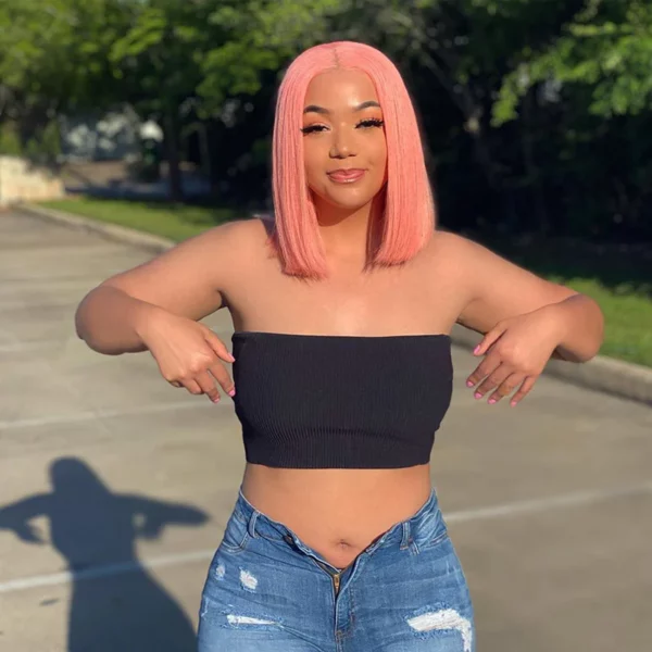 Caractéristique de la perruque sur la photo: Matière: virgin human hair Style: Straight Longueur: 10” Couleur: pink Lace: 13×4 Densité: 200%