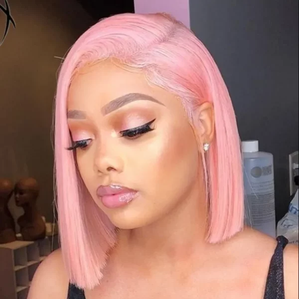 Caractéristique de la perruque sur la photo: Matière: virgin human hair Style: Straight Longueur: 10” Couleur: pink Lace: 13×4 Densité: 200%