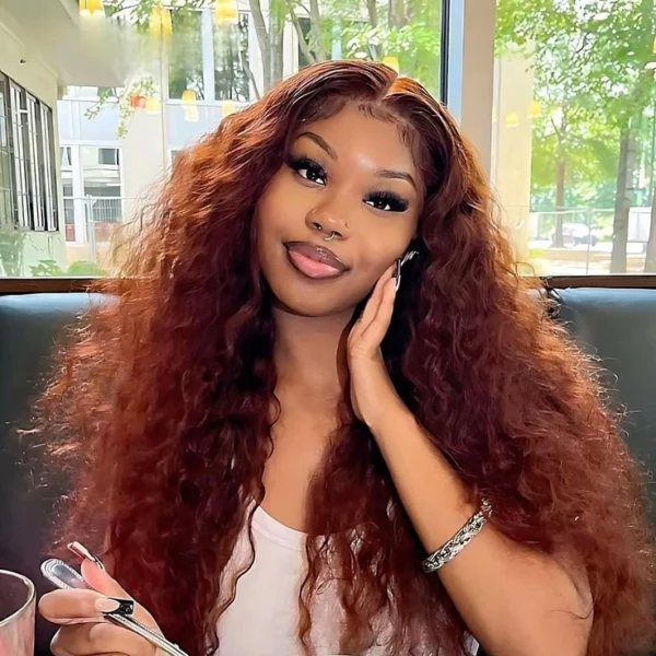 Caractéristique de la perruque sur la photo: Matière: virgin human hair Style: Deep Wave Longueur: 32" Couleur: #1B Mixte Orange Lace: 13×4 Densité: 200%