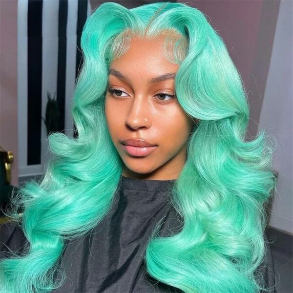 Caractéristique de la perruque sur la photo: Matière: virgin human hair Style: Body wave Longueur: 30” Couleur: Vert clair Lace: 13×4 Densité: 250%