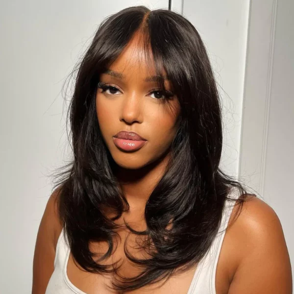 Caractéristique de la perruque sur la photo: Matière: virgin human hair Style: Natural wave Longueur: 16” Couleur: Naturelle – noir Densité: 250% Lace: 7×5 Pré Cut lace